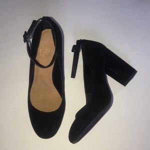 High heels in black size 8 NEW